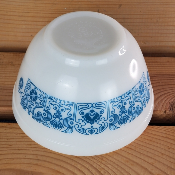 Vintage Pyrex Blue Horizen Mixing Bowl 401 - Picture 2 of 4